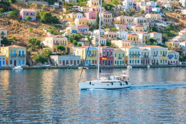 Symi, Yunanistan - Haziran 2021: Yunanistan 'ın Dodecanese ada zincirinin bir parçası olan Rodos yakınlarındaki Simi Adası.