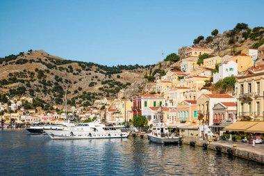 Symi, Yunanistan - Haziran 2021: Yunanistan 'ın Dodecanese ada zincirinin bir parçası olan Rodos yakınlarındaki Simi Adası.