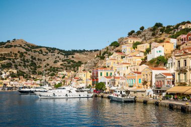 Symi, Yunanistan - Haziran 2021: Yunanistan 'ın Dodecanese ada zincirinin bir parçası olan Rodos yakınlarındaki Simi Adası.