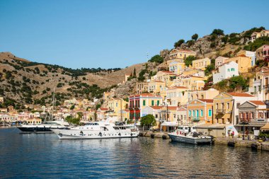 Symi, Yunanistan - Haziran 2021: Yunanistan 'ın Dodecanese ada zincirinin bir parçası olan Rodos yakınlarındaki Simi Adası.