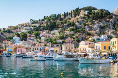 Symi, Yunanistan - Haziran 2021: Yunanistan 'ın Dodecanese ada zincirinin bir parçası olan Rodos yakınlarındaki Simi Adası.