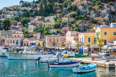 Symi, Yunanistan - Haziran 2021: Yunanistan 'ın Dodecanese ada zincirinin bir parçası olan Rodos yakınlarındaki Simi Adası.
