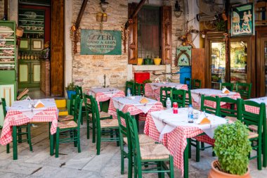 Symi, Yunanistan - Haziran 2021: Yunanistan 'ın Rodos kenti yakınlarındaki Symi Adası' nda geleneksel yerel restoran.