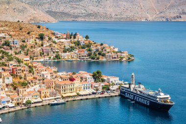 Symi, Yunanistan - Haziran 2021: Yunanistan 'ın Dodecanese ada zincirinin bir parçası olan Rodos yakınlarındaki Simi Adası.