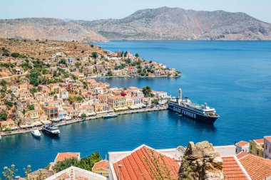 Symi, Yunanistan - Haziran 2021: Yunanistan 'ın Dodecanese ada zincirinin bir parçası olan Rodos yakınlarındaki Simi Adası.