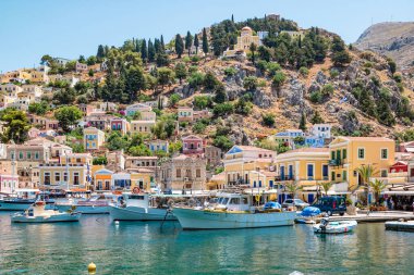 Symi, Yunanistan - Haziran 2021: Yunanistan 'ın Dodecanese ada zincirinin bir parçası olan Rodos yakınlarındaki Simi Adası.