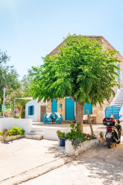 Symi, Yunanistan - Haziran 2021: Dodecanese ada zincirinin bir parçası olan Simi adasındaki renkli ev, Yunanistan.