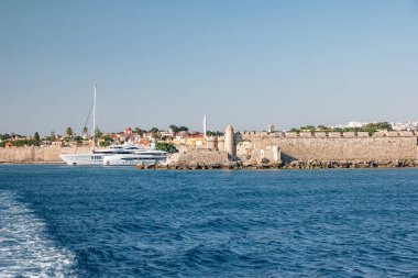Denizden Rodos ve Yunanistan manzarası.