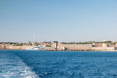 Denizden Rodos ve Yunanistan manzarası.