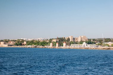 Denizden Rodos ve Yunanistan manzarası.