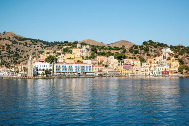 Yunanistan 'ın Dodecanese ada zincirinin bir parçası olan Rodos yakınlarındaki Simi Adası.