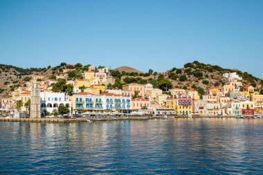 Yunanistan 'ın Dodecanese ada zincirinin bir parçası olan Rodos yakınlarındaki Simi Adası.