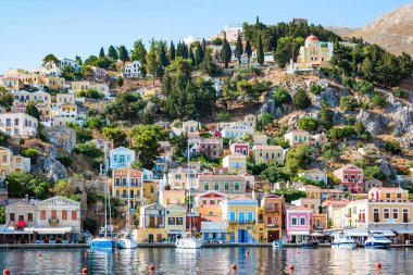 Yunanistan 'ın Dodecanese ada zincirinin bir parçası olan Rodos yakınlarındaki Simi Adası.