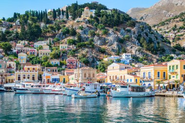 Yunanistan 'ın Dodecanese ada zincirinin bir parçası olan Rodos yakınlarındaki Simi Adası.