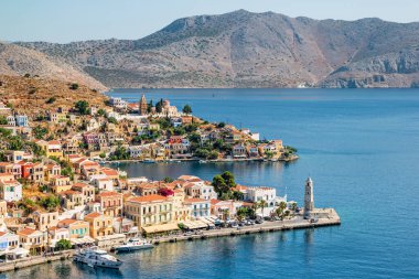 Yunanistan 'ın Dodecanese ada zincirinin bir parçası olan Rodos yakınlarındaki Simi Adası.