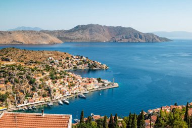 Yunanistan 'ın Dodecanese ada zincirinin bir parçası olan Rodos yakınlarındaki Simi Adası.