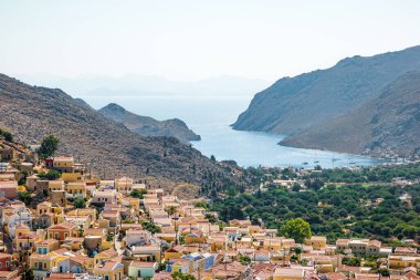 Yunanistan 'ın Dodecanese ada zincirinin bir parçası olan Rodos yakınlarındaki Simi Adası.