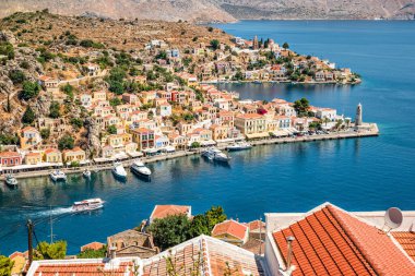 Yunanistan 'ın Dodecanese ada zincirinin bir parçası olan Rodos yakınlarındaki Simi Adası.