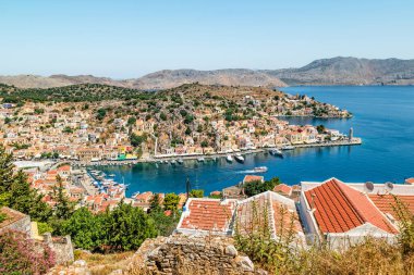 Yunanistan 'ın Dodecanese ada zincirinin bir parçası olan Rodos yakınlarındaki Simi Adası.
