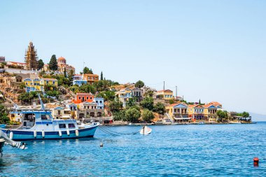 Yunanistan 'ın Dodecanese ada zincirinin bir parçası olan Rodos yakınlarındaki Simi Adası.