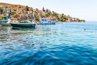 Yunanistan 'ın Dodecanese ada zincirinin bir parçası olan Rodos yakınlarındaki Simi Adası.