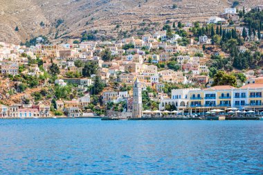 Yunanistan 'ın Dodecanese ada zincirinin bir parçası olan Rodos yakınlarındaki Simi Adası.