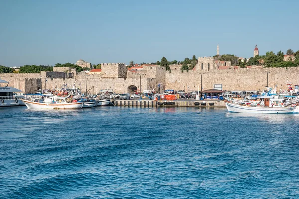 Rodos, Yunanistan - Haziran 2021: Rodos limanında tekneler.