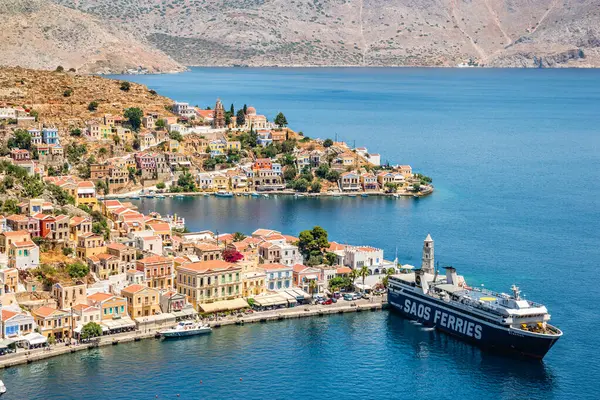 Symi, Yunanistan - Haziran 2021: Yunanistan 'ın Dodecanese ada zincirinin bir parçası olan Rodos yakınlarındaki Simi Adası.
