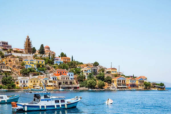 Yunanistan 'ın Dodecanese ada zincirinin bir parçası olan Rodos yakınlarındaki Simi Adası.