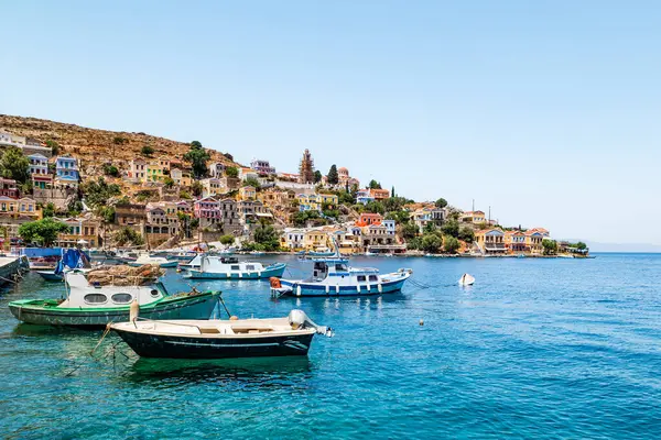 Symi, Yunanistan - Haziran 2021: Yunanistan 'ın Dodecanese ada zincirinin bir parçası olan Rodos yakınlarındaki Simi Adası.