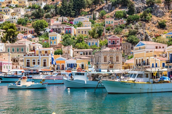 Symi, Yunanistan - Haziran 2021: Yunanistan 'ın Dodecanese ada zincirinin bir parçası olan Rodos yakınlarındaki Simi Adası.