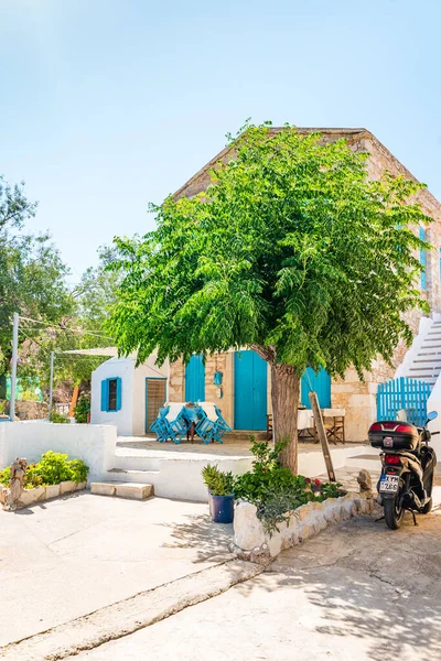 Symi, Yunanistan - Haziran 2021: Dodecanese ada zincirinin bir parçası olan Simi adasındaki renkli ev, Yunanistan.