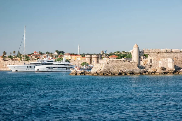 Denizden Rodos ve Yunanistan manzarası.