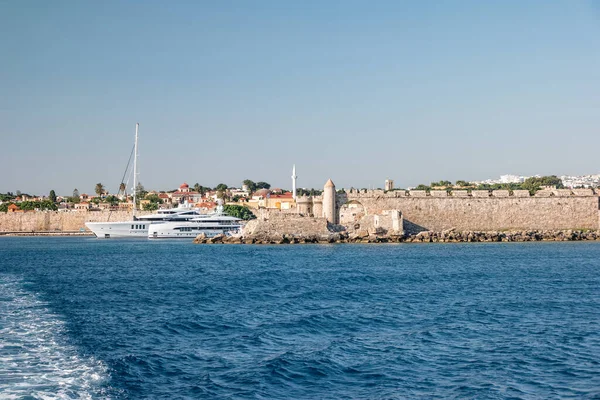 Denizden Rodos ve Yunanistan manzarası.