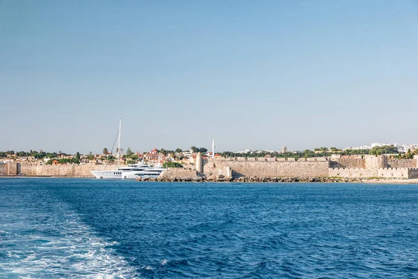 Denizden Rodos ve Yunanistan manzarası.