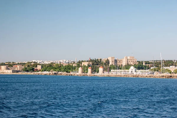 Denizden Rodos ve Yunanistan manzarası.