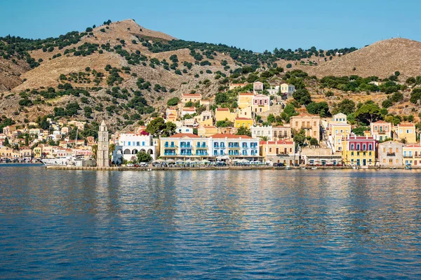 Yunanistan 'ın Dodecanese ada zincirinin bir parçası olan Rodos yakınlarındaki Simi Adası.