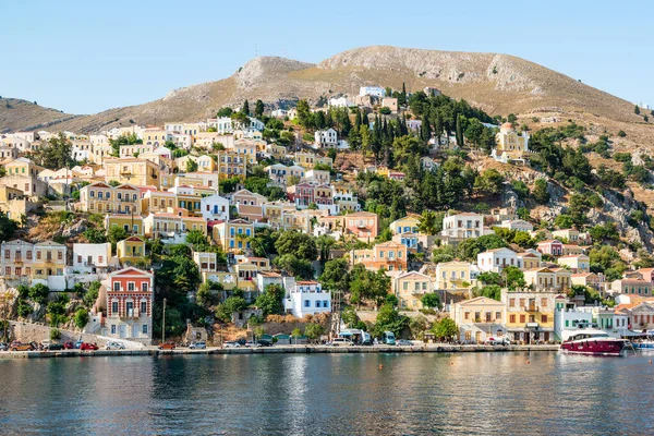 Yunanistan 'ın Dodecanese ada zincirinin bir parçası olan Rodos yakınlarındaki Simi Adası.