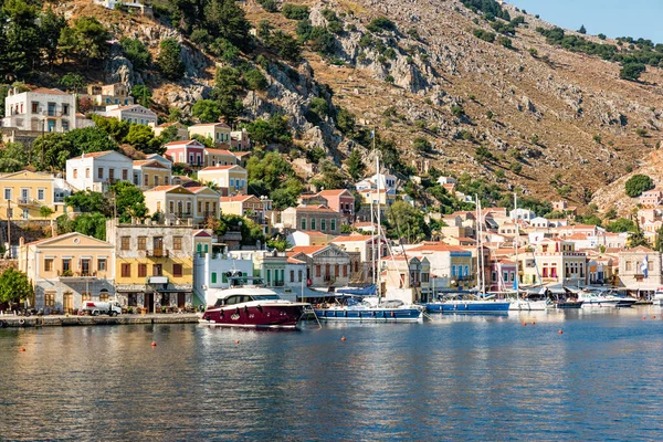 Yunanistan 'ın Dodecanese ada zincirinin bir parçası olan Rodos yakınlarındaki Simi Adası.