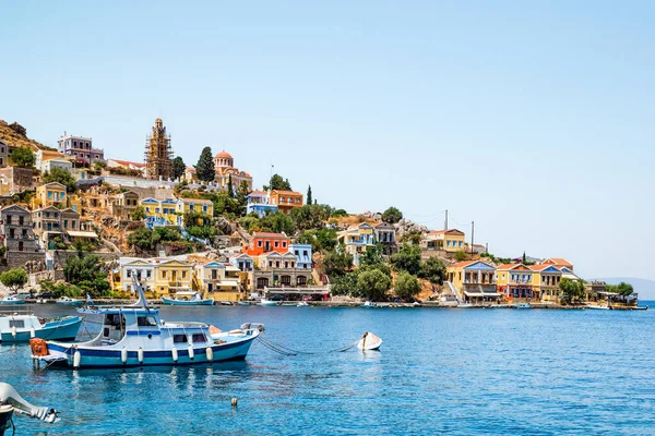 Yunanistan 'ın Dodecanese ada zincirinin bir parçası olan Rodos yakınlarındaki Simi Adası.