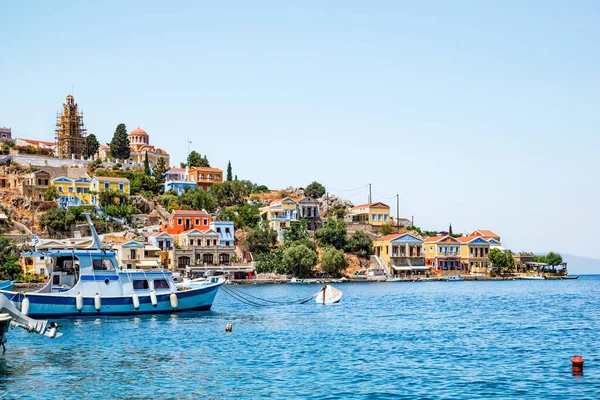 Yunanistan 'ın Dodecanese ada zincirinin bir parçası olan Rodos yakınlarındaki Simi Adası.