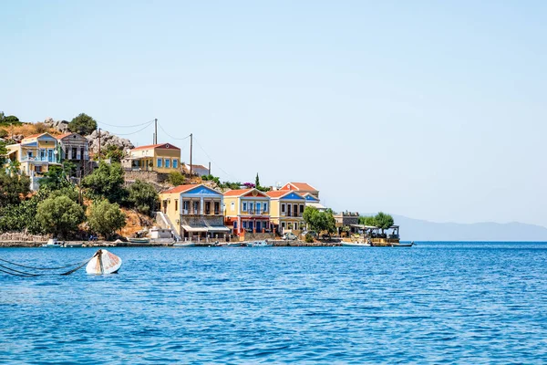 Yunanistan 'ın Dodecanese ada zincirinin bir parçası olan Rodos yakınlarındaki Simi Adası.