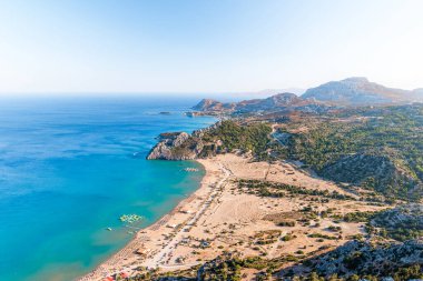 Yunanistan 'ın Rodos adasındaki Tsambika manastırından Tsambika plaj manzarası.
