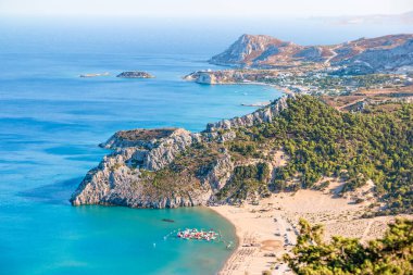 Yunanistan 'ın Rodos adasındaki Tsambika manastırından Tsambika plaj manzarası.