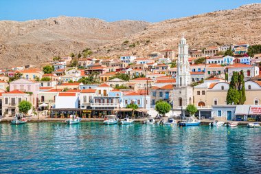 Halki, Yunanistan - Haziran 2021: Yunanistan 'ın Dodecanese ada zincirinin bir parçası olan Rodos yakınlarındaki Halki Adası.