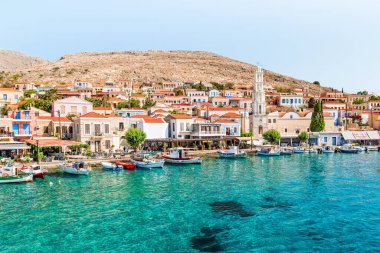 Halki, Yunanistan - Haziran 2021: Yunanistan 'ın Dodecanese ada zincirinin bir parçası olan Rodos yakınlarındaki Halki Adası.