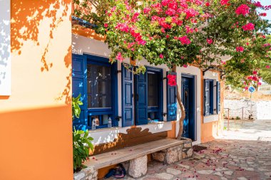 Halki, Yunanistan - Haziran 2021: Yunanistan Dodecanese ada zincirinin bir parçası olan Halki adasındaki renkli ev.