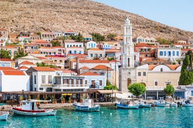Halki, Yunanistan - Haziran 2021: Yunanistan 'ın Dodecanese ada zincirinin bir parçası olan Rodos yakınlarındaki Halki Adası.