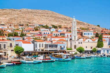 Halki, Yunanistan - Haziran 2021: Yunanistan 'ın Dodecanese ada zincirinin bir parçası olan Rodos yakınlarındaki Halki Adası.