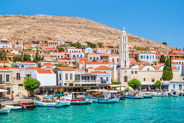 Халки, Греция - июнь 2021: Живописный остров Халки недалеко от Родоса, часть сети островов Додеканес, Греция.